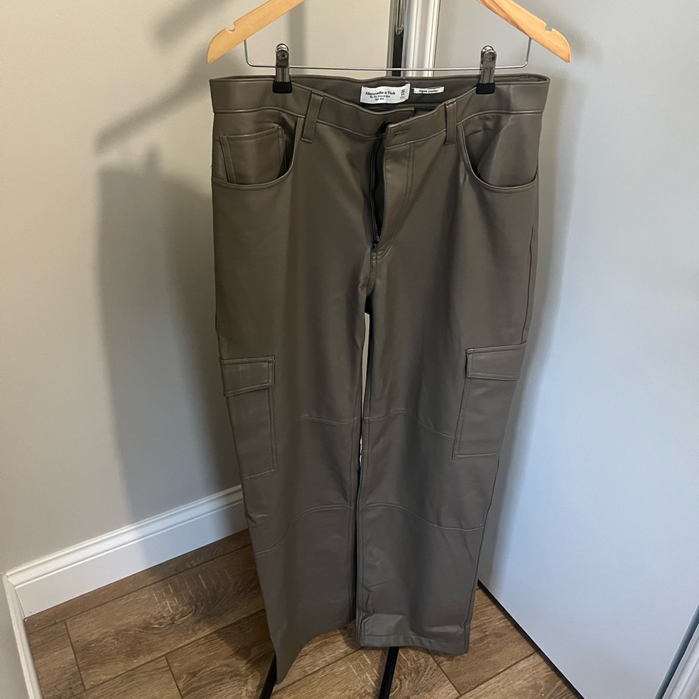 Abercrombie relaxed vegan cargo-NEVER WORN